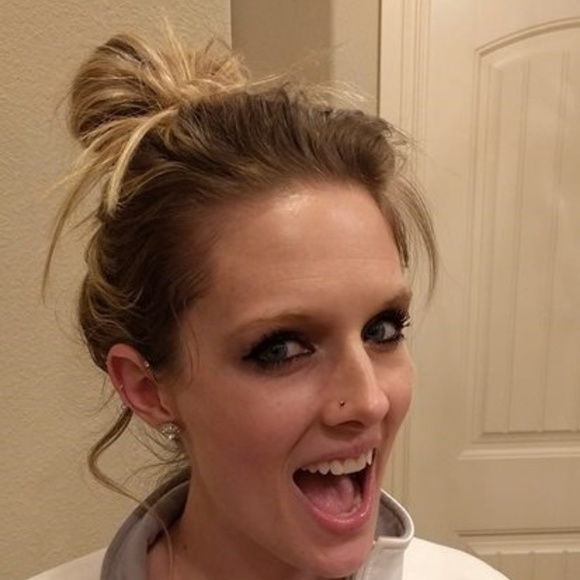 Meet your Posher, Becca - Picture 1 of 1